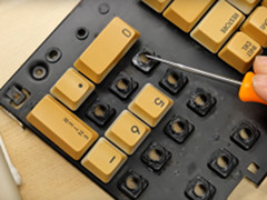 Adrian Black - C128 toetsenbord reparatie